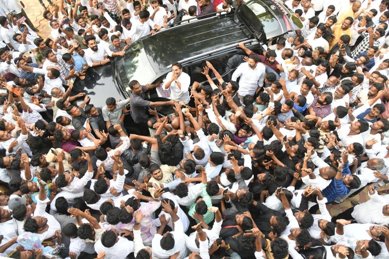 పులివెందులలో జగన్ ప్రజా దర్బార్‌… వేలాదిగా తరలివచ్చిన ప్రజలు