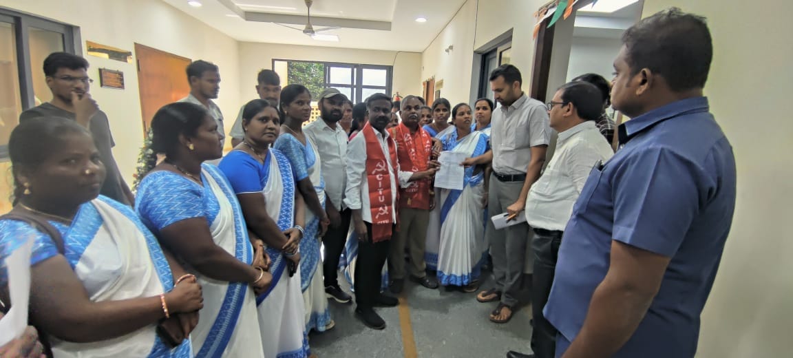 సీఐటీయూ ఆధ్వర్యంలో ఆశా వర్కర్ల ధర్నా