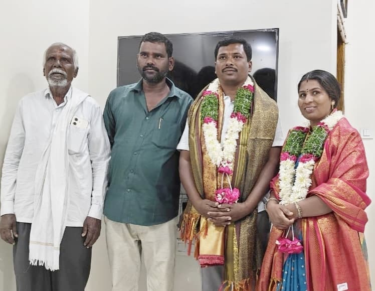 పరిగి మున్సిపల్ చైర్మన్ రజిత వెంకటేష్‌ను మర్యాదపూర్వకంగా కలిసిన జాతీయ అంబేద్కర్ అవార్డు గ్రహీత కోళ్ళ యాదయ్య