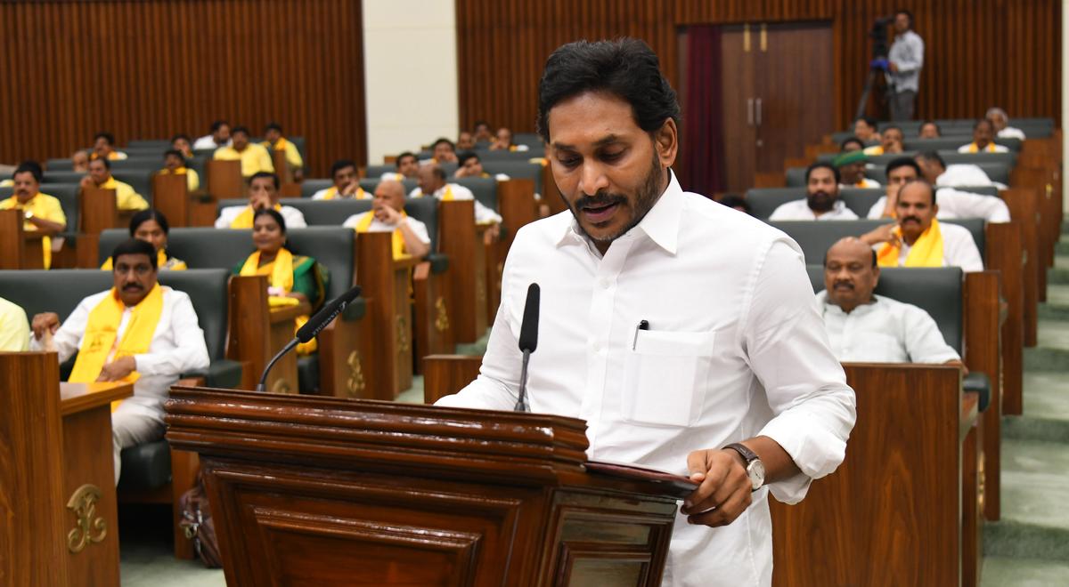 గవర్నర్ ప్రసంగంపై జగన్ ఆగ్రహం: ఏపీ అసెంబ్లీ బడ్జెట్ సమావేశాల్లో వైఎస్సార్సీపీ వాకౌట్