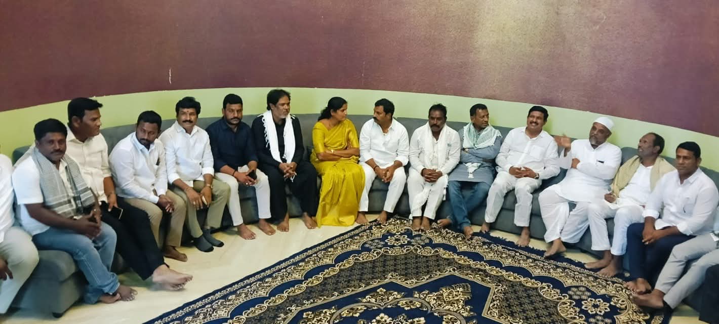 రంజాన్ వేళ తాండూరు ఈద్గా వద్ద సందడి.. ముస్లిం సోదరులకు ఎమ్మెల్యే మనోహర్ రెడ్డి శుభాకాంక్షలు