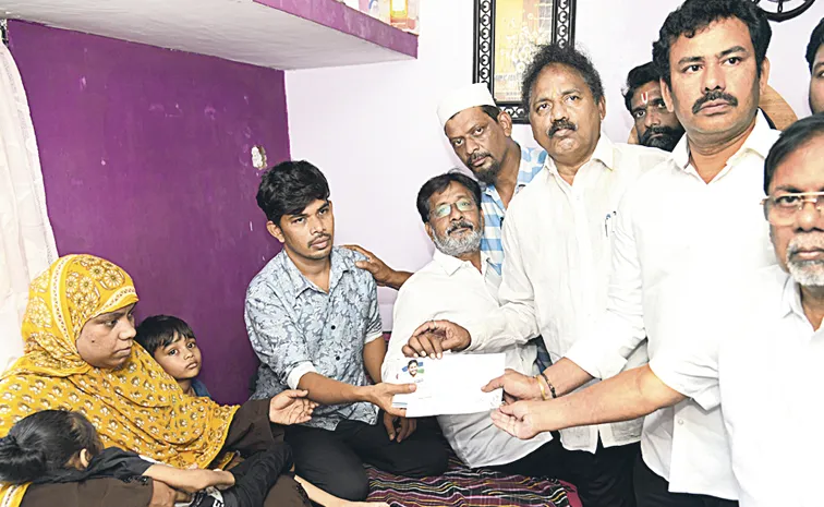 విశాఖ చిన్నారి చికిత్సకు వైఎస్ జగన్ రూ.2 లక్షల ఆర్థిక సాయం