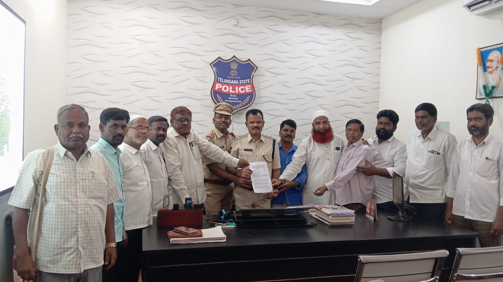 తాండూరులో పశువుల వ్యాపారులపై వేధింపులు ఆపాలి: డీఎస్పీకి దళిత, మైనార్టీ సంఘాల వినతి!