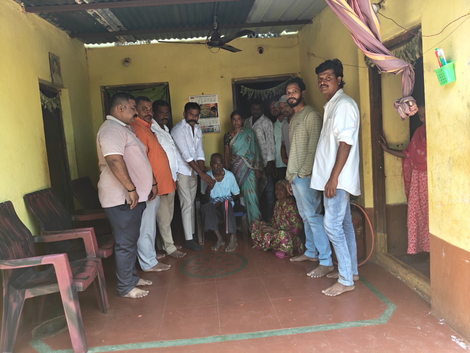 పక్షవాతంతో బాధపడుతున్న మాజీ హోంగార్డుకు అండగా భీమ్ ఆర్మీ.. ఆర్థిక సహాయం అందజేసిన సిద్దు రావణ్