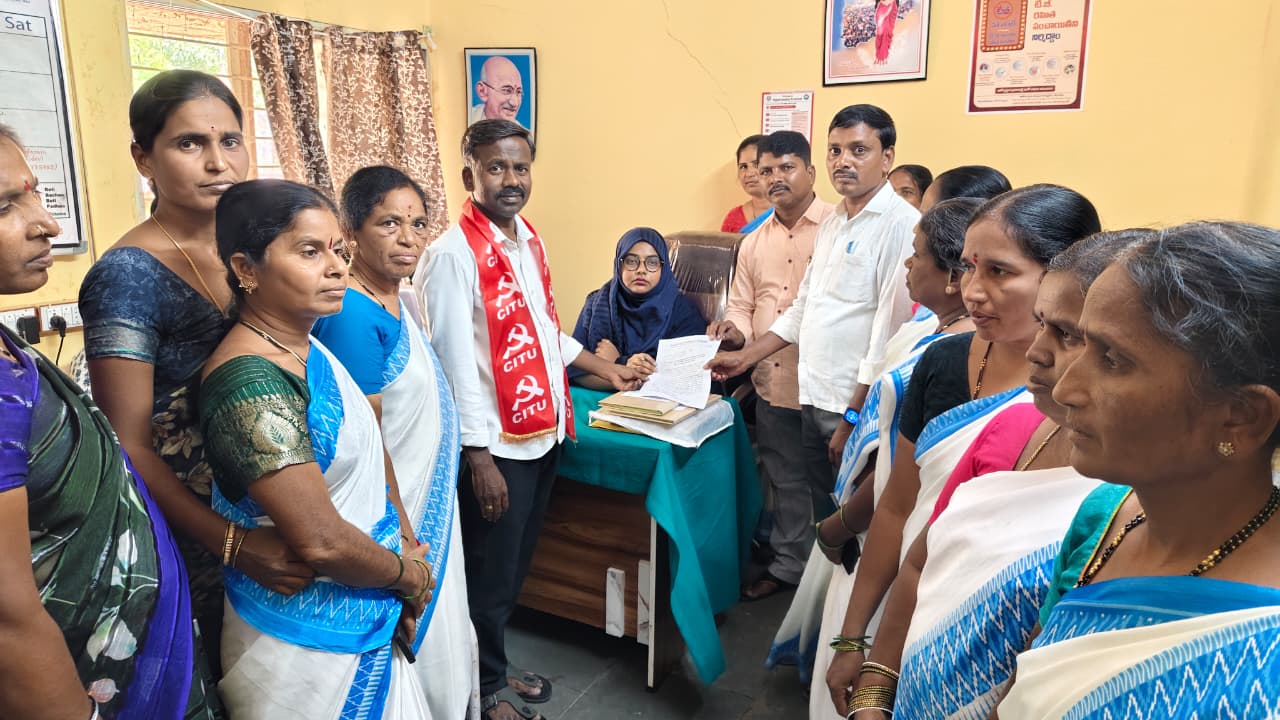 ఆశా వర్కర్ల సమస్యలు పరిష్కరించాలని. మార్చి ఏప్రిల్ పెండింగ్ జీతాలు వెంటనే చెల్లించాలని సిఐటియు వికారాబాద్ జిల్లా కార్యదర్శి కే శ్రీనివాస్ డిమాండ్ చేశారు