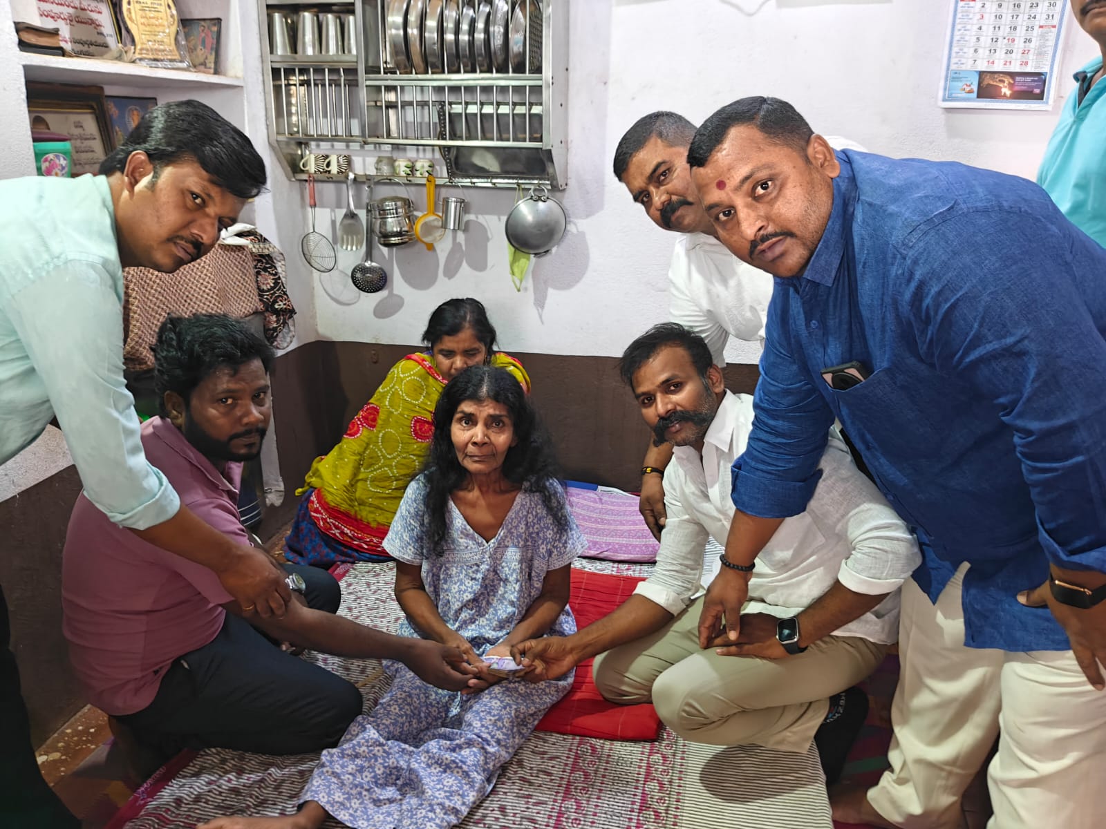 అనారోగ్యంతో మంచానికే పరిమితమైన పేద వృద్ధురాలికి ఆర్థిక సాయం అందించిన భీమ్ ఆర్మీ చీఫ్ సిద్ధూ రావణ్