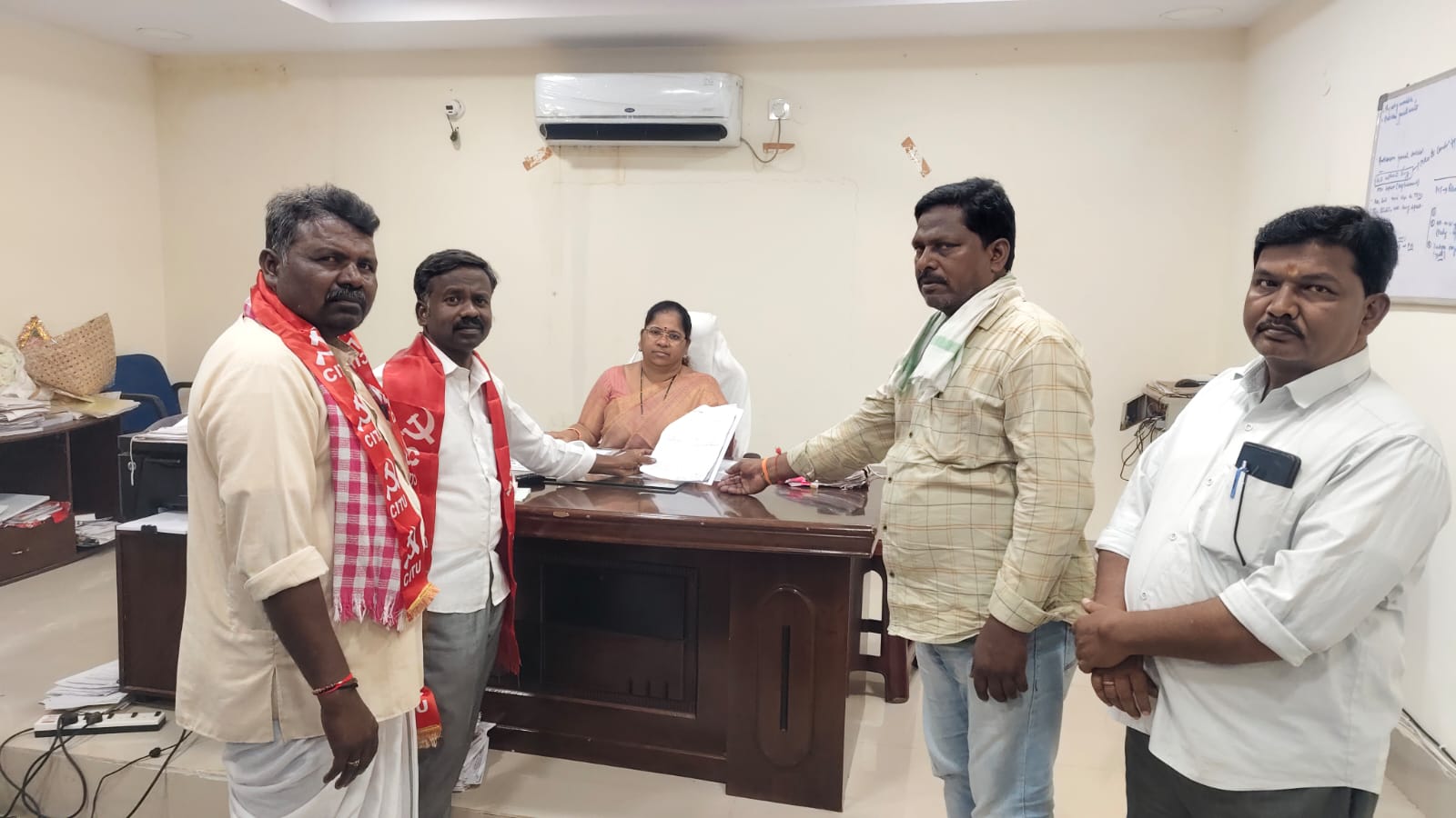 ప్రభుత్వ భూముల కబ్జాదారులతో అధికారుల కుమ్మక్కు: సర్వేయర్‌ను సస్పెండ్ చేయాలి, ఎమ్మార్వోపై చర్యలు తీసుకోవాలి – సిపిఎం, సిఐటియు డిమాండ్