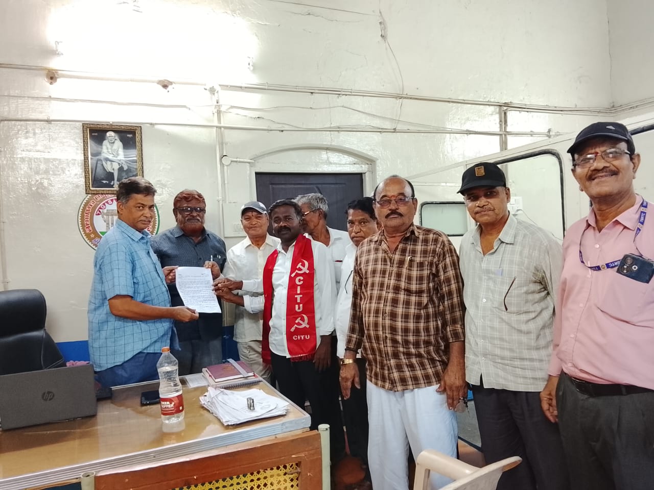 ఆర్టీసీ విశ్రాంత ఉద్యోగుల ఆందోళన: బకాయిలు వెంటనే చెల్లించాలని తాండూరు డిపో ఎదుట నిరసన