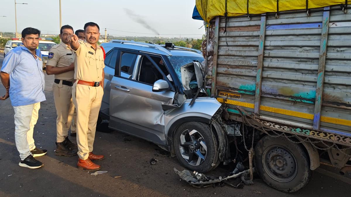 జహీరాబాద్‌లో విషాదం: పస్తాపూర్ చౌరస్తా వద్ద ఘోర రోడ్డు ప్రమాదం, ఇద్దరి దుర్మరణం