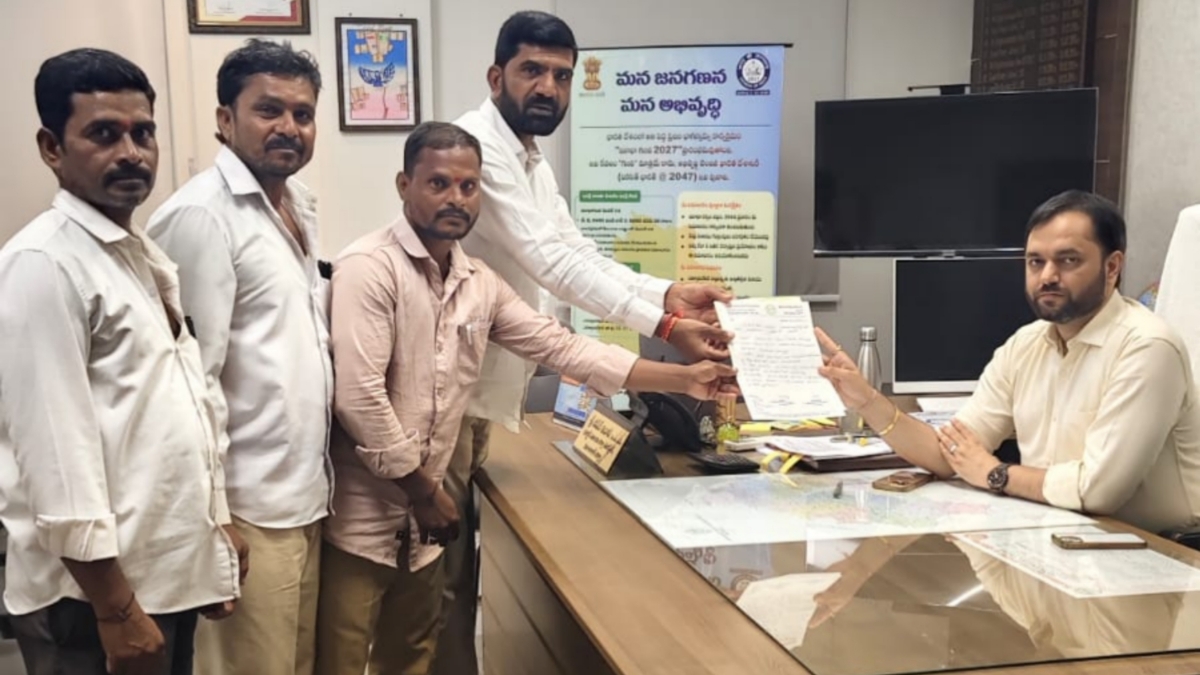 ఊరెంటి తండా సమస్యలను వెంటనే పరిష్కరించాలి ​వికారాబాద్ జిల్లా కలెక్టర్ దీపక్ తివారీకి మాజీ ఎంపీటీసీ ధన్ సింగ్ ఆధ్వర్యంలో వినతిపత్రం