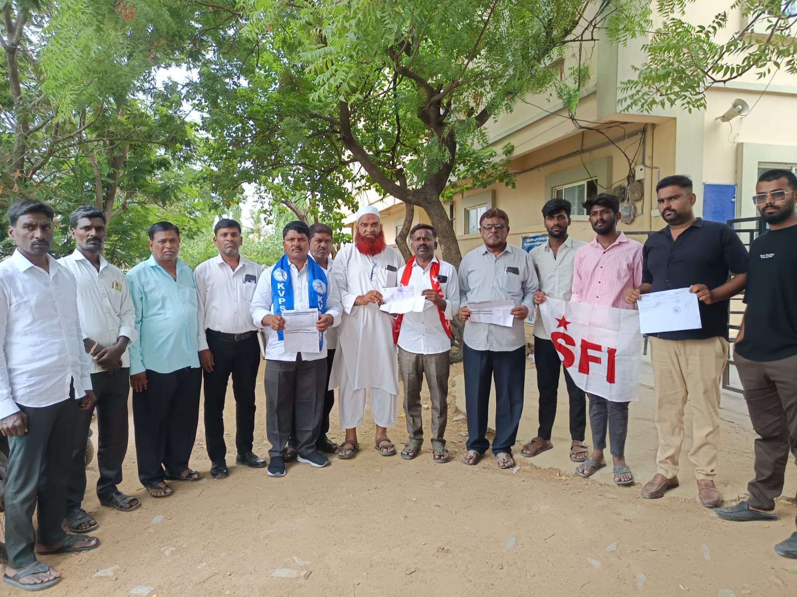 తాండూరులో శ్రీ చైతన్య స్కూల్ దందా రట్టు: ప్రిన్సిపల్ ఆఫీస్ సీజ్, యాజమాన్యంపై ప్రజా సంఘాల ఫైర్!