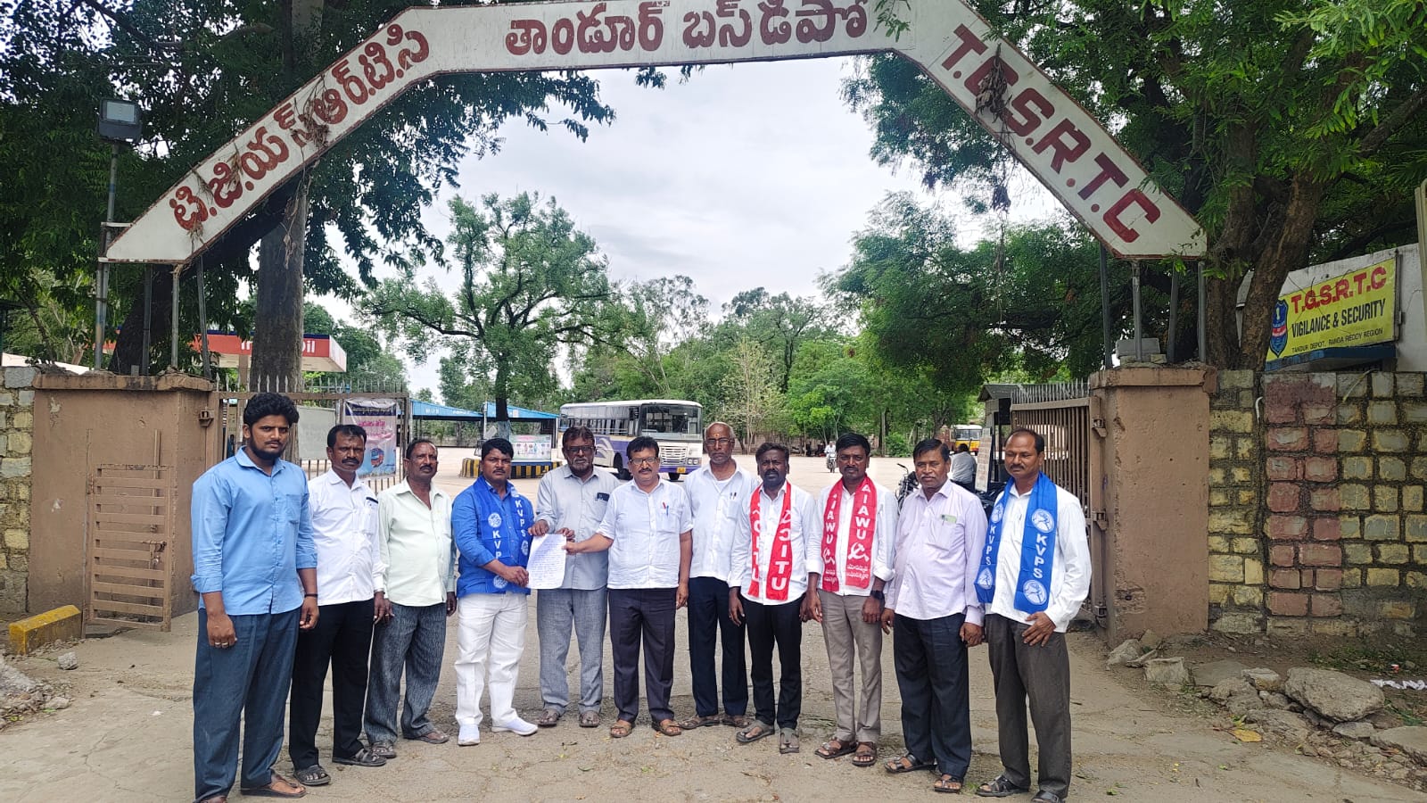 సీఎం సభకు ఆర్టీసీ బస్సులు.. తీవ్ర అవస్థల్లో ప్రయాణికులు, విద్యార్థులు! తాండూరు డిపో అధికారులకు ప్రజా సంఘాల వినతి పత్రం అందజేత