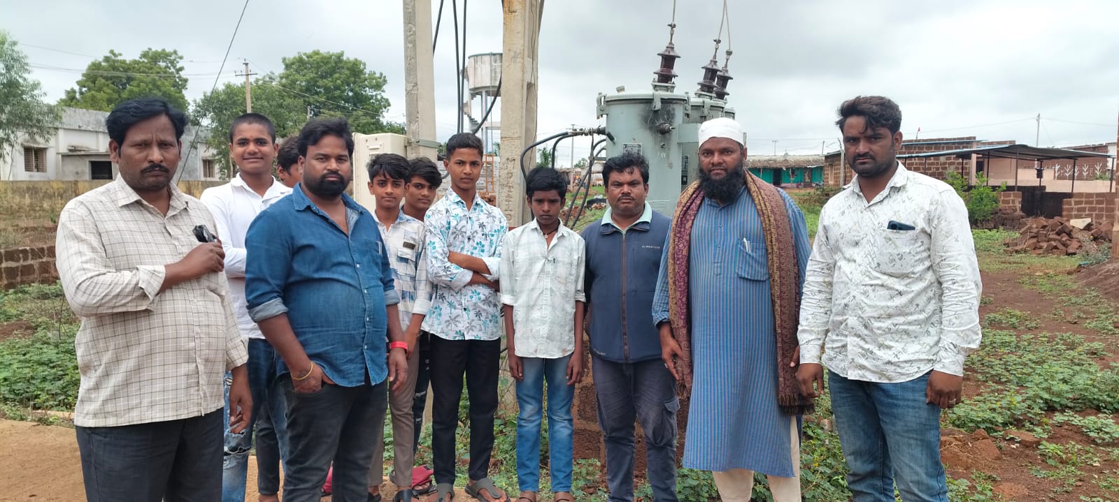 ఆడికిచర్లలో ప్రమాదకర స్థితిలో 11 కేవీ ట్రాన్స్‌ఫార్మర్లు – కరెంటు కష్టాలపై విద్యుత్ ఏఈకి ఏకగ్రీవంగా గ్రామస్తుల వినతి