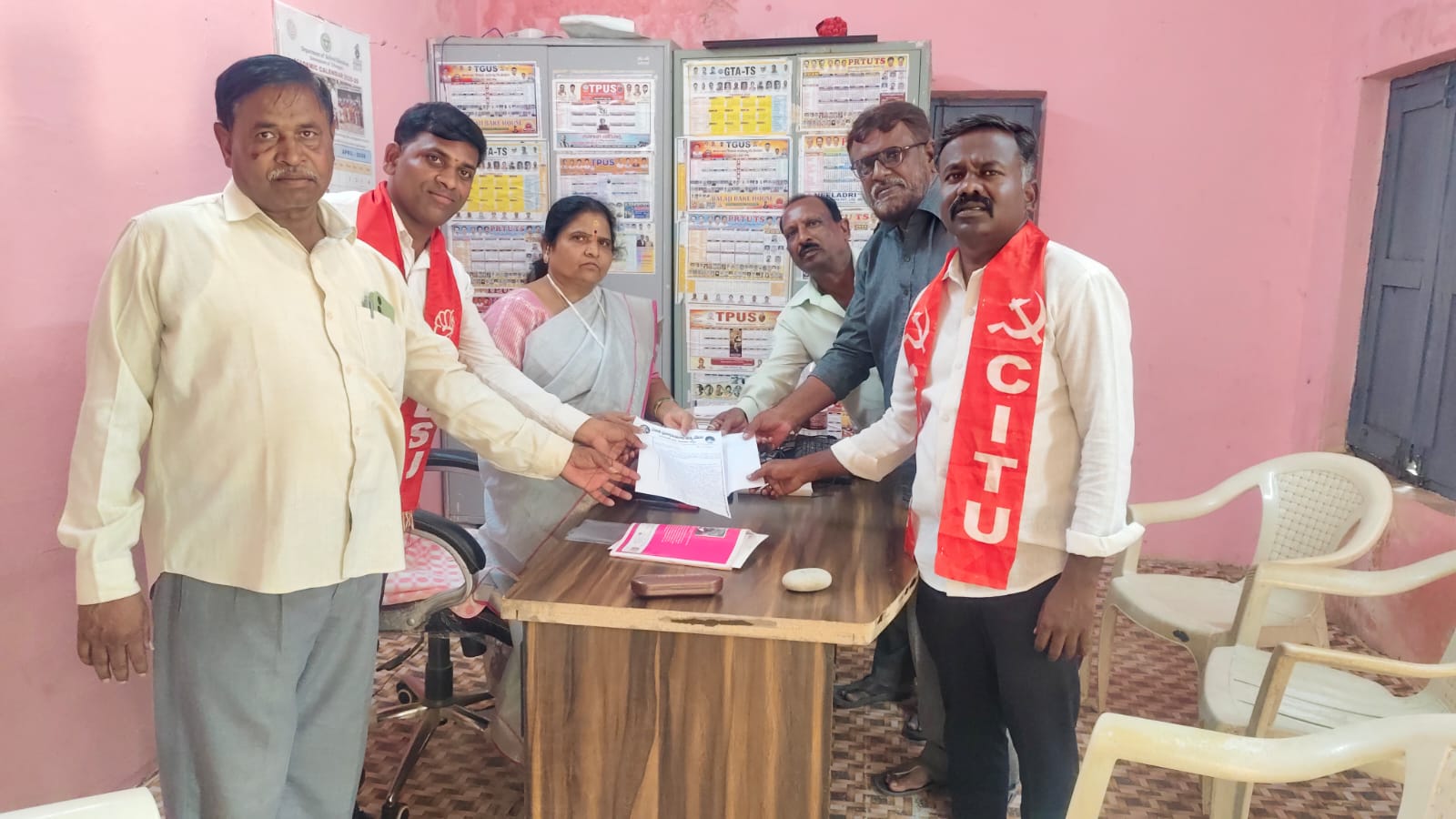కార్పొరేట్ విద్యాసంస్థల పగటి దోపిడీ: ప్రైవేటు పాఠశాలల ఆగడాలకు అడ్డుకట్ట వేయాలని ప్రజా సంఘాల డిమాండ్
