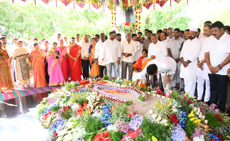 నాన్న ఆశయ సాధనే నా లక్ష్యం: ఇడుపులపాయలో వైఎస్సార్‌కు నివాళులర్పించిన వైఎస్ జగన్